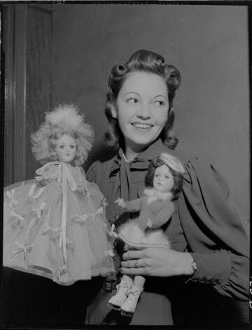 Emma Jean Lardemer and dolls dressed by Edison girls