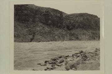 The "Esmeralda" running up Mile 217 Rapid