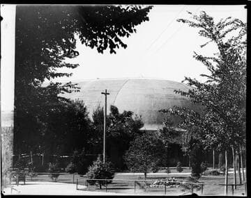Salt Lake City. Outside Mormon Tabernacle