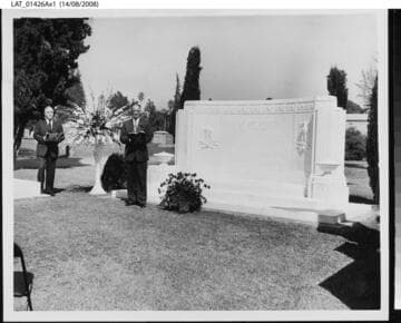 Memorial dedication at Harry Chandler's monument, Hollywood Cemetery