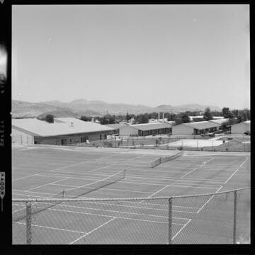 Barstow District : School campus with tennis courts