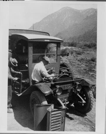 Billy Young (Billy-the-Wind) repairing a blown cylinder head gasket in Cajon Pass, about 1918
